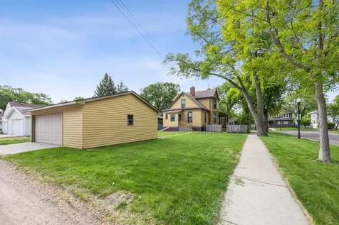 1121 4th Avenue S Fargo ND 58103