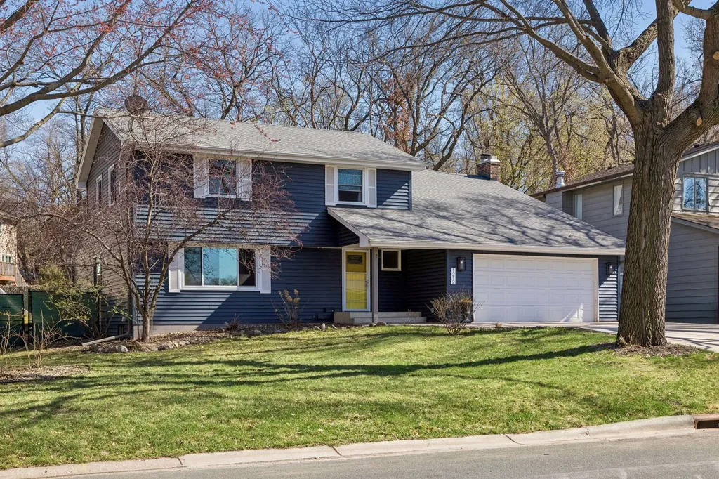 1212 Balsam Trail E Eagan MN 55123