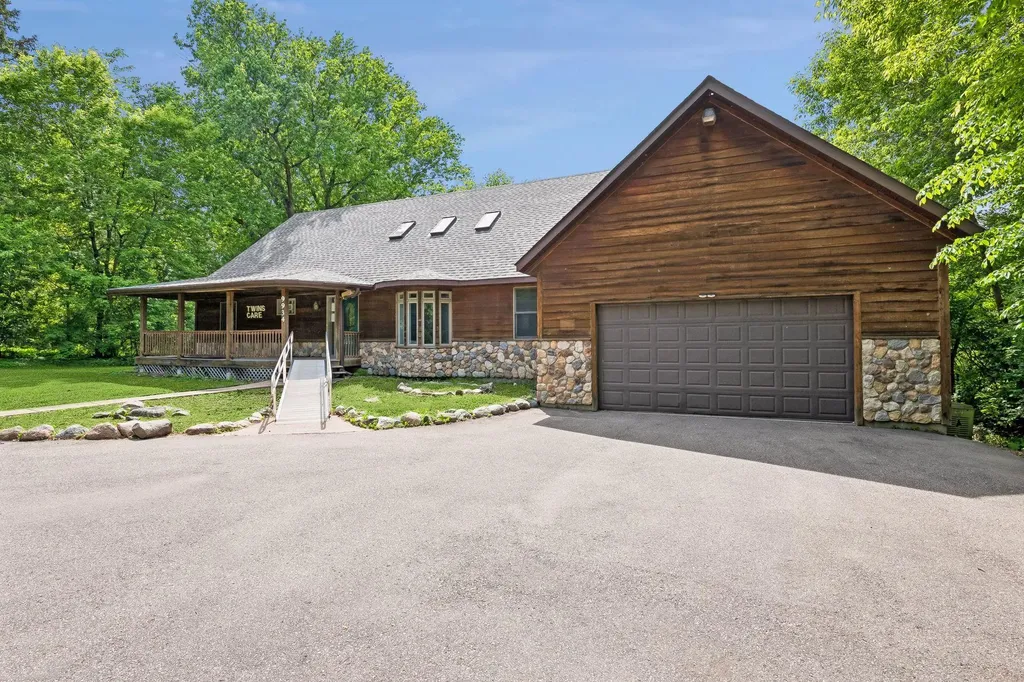 9934 Maple Avenue Bloomington MN 55431