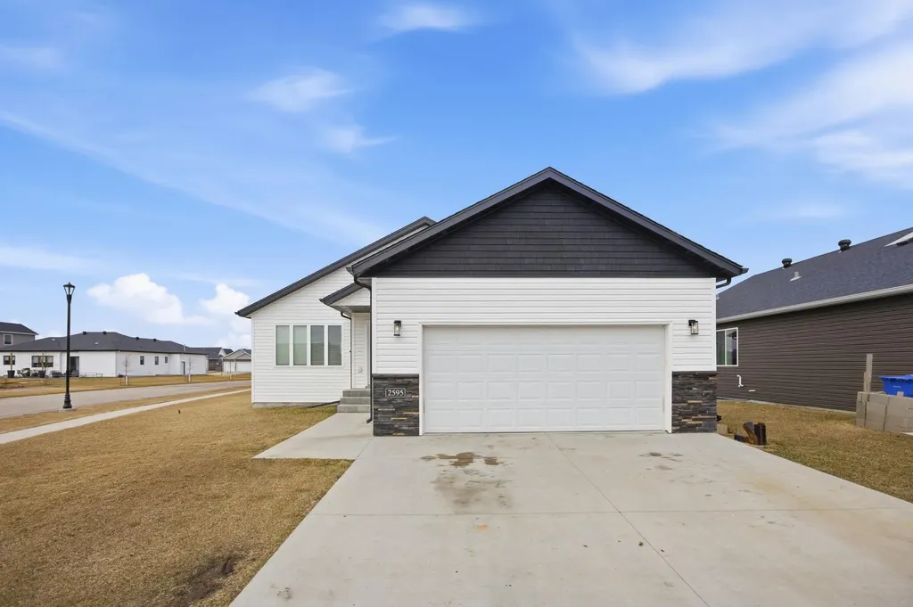 2595 72 Avenue S Fargo ND 58104