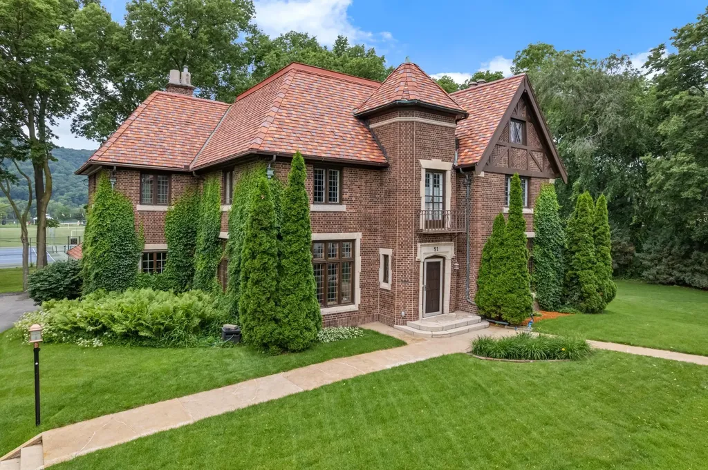 51 W Sarnia Street Winona MN 55987