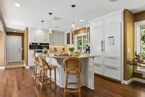4785 Bayswater Road Shorewood MN 55331
