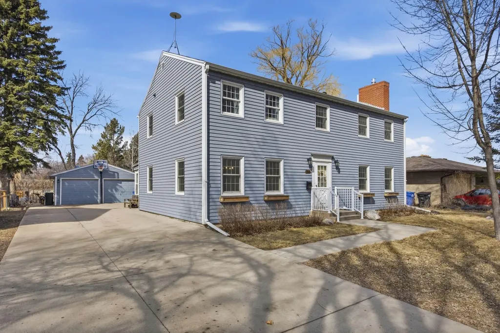 1306 Elm Street N Fargo ND 58102
