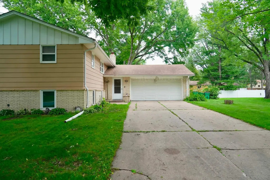 7018 James Avenue N Brooklyn Center MN 55430