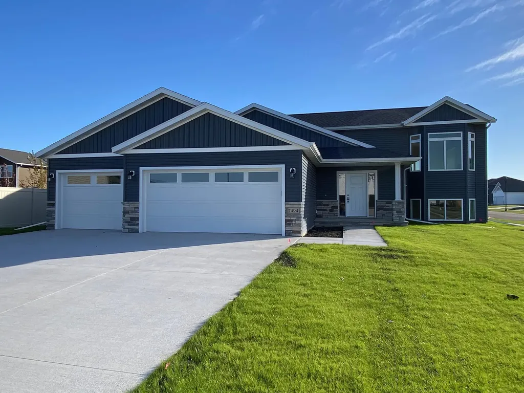 7494 Eagle Pointe Drive S Fargo ND 58104