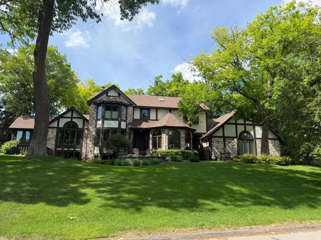 12420 Bent Tree Lane Hopkins MN 55305