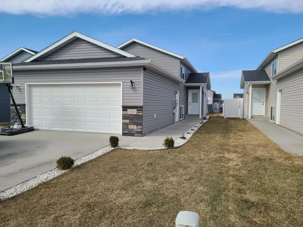 3365 Maple Leaf Loop S Fargo ND 58104