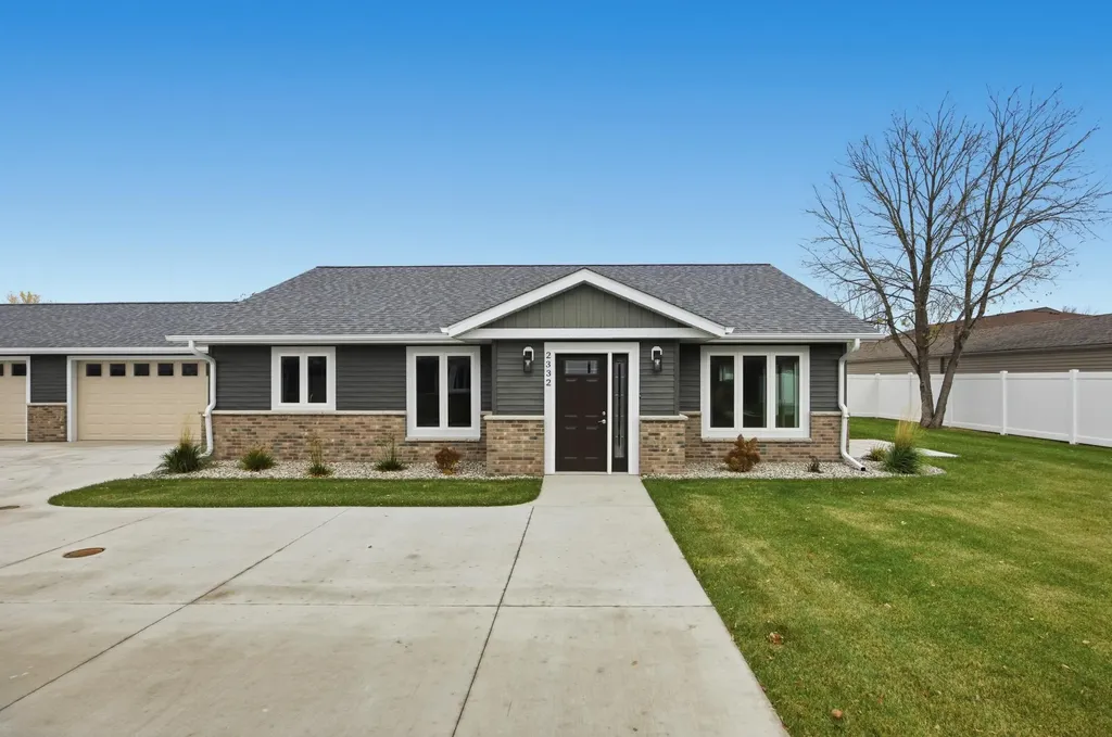 2332 30th Avenue S Fargo ND 58104