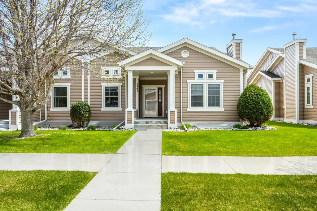 1363 Highpointe Drive N Fargo ND 58102