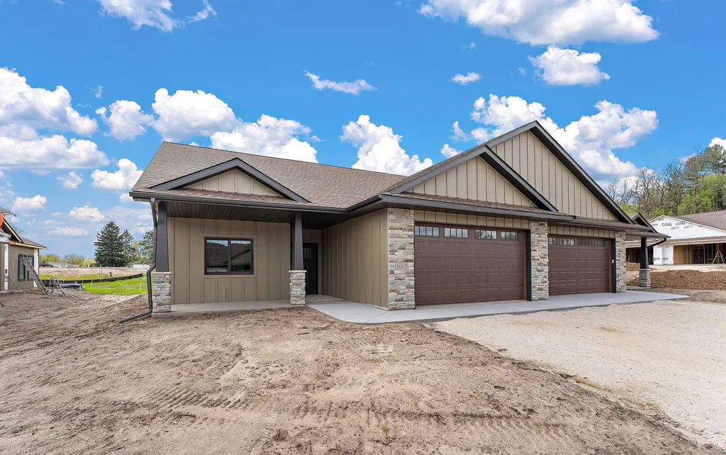 1077 Legend Lane River Falls WI 54022