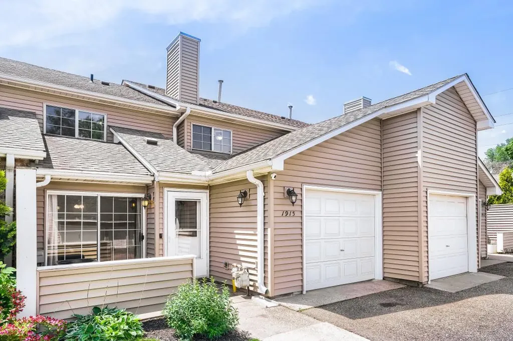 1915 E 122nd Street Burnsville MN 55337