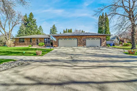 42 36th Avenue NE Fargo ND 58102