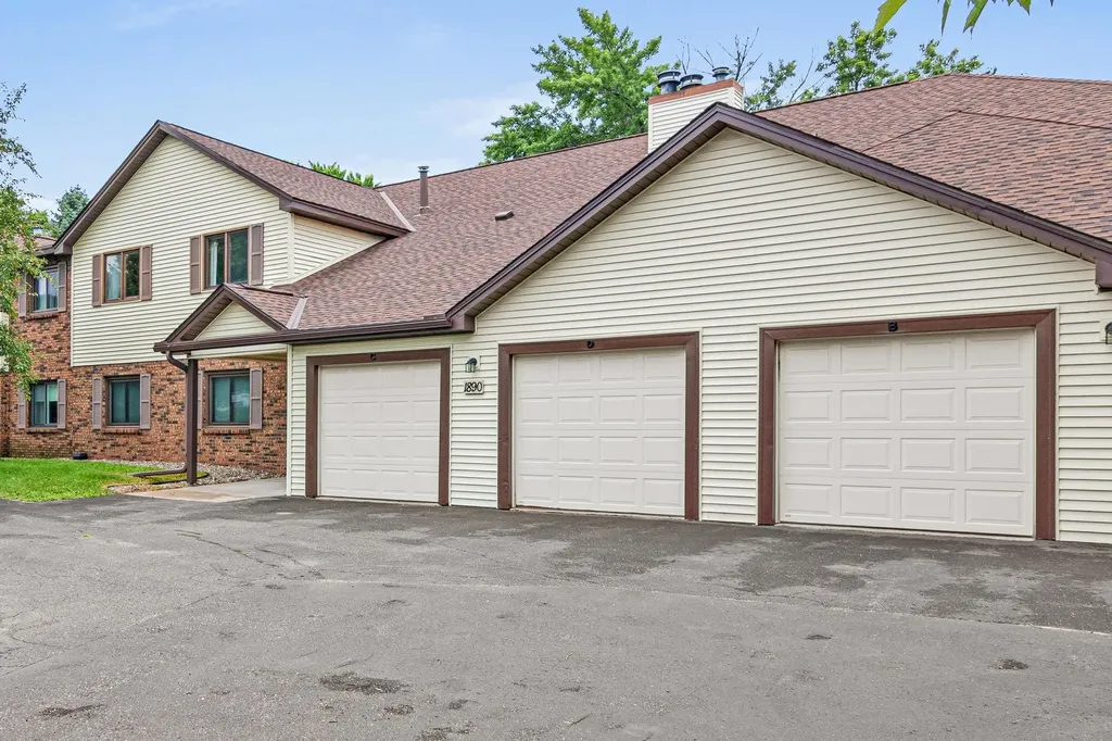 1890 Fox Ridge Drive West Saint Paul MN 55118