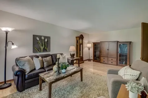 10 High Circle Way North Oaks MN 55127
