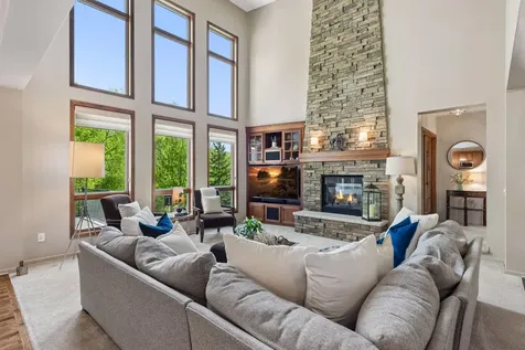 1800 Carriage Drive Victoria MN 55386