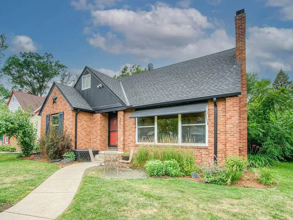 2011 Vincent Avenue N Minneapolis MN 55411