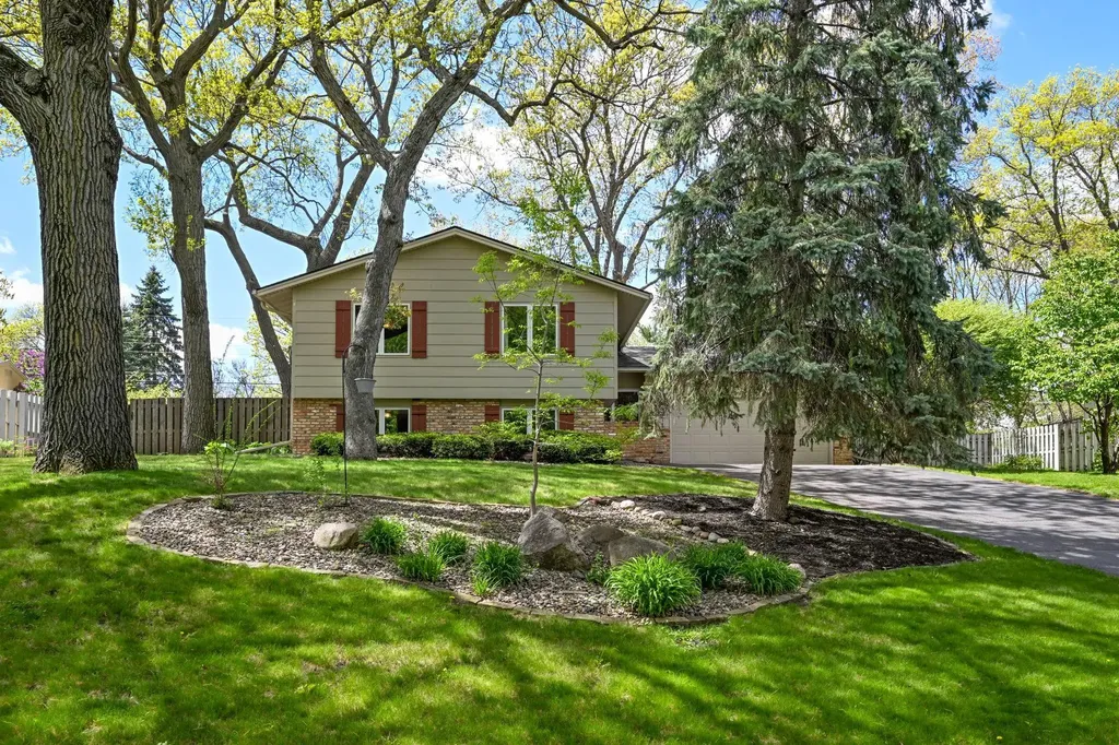 15008 Oakland Avenue Burnsville MN 55306