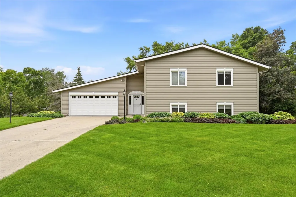 1484 Crest Drive Chaska MN 55318