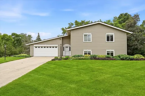 1484 Crest Drive Chaska MN 55318