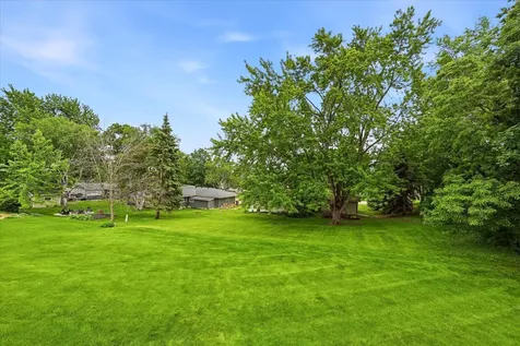 1484 Crest Drive Chaska MN 55318