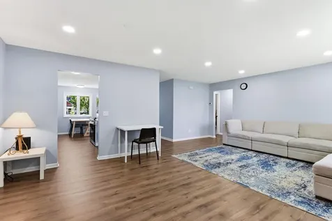 879 Iowa Avenue W Saint Paul MN 55117