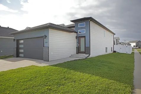 1719 67th Avenue S Fargo ND 58104