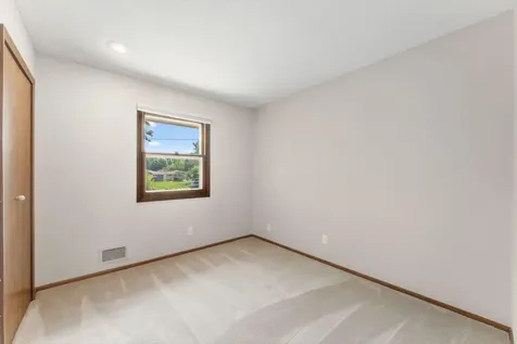 9125 40 1/2 Avenue N New Hope MN 55427
