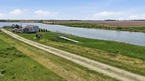 112 Eula Mae Woodward Parkway SW Oakes ND 58474