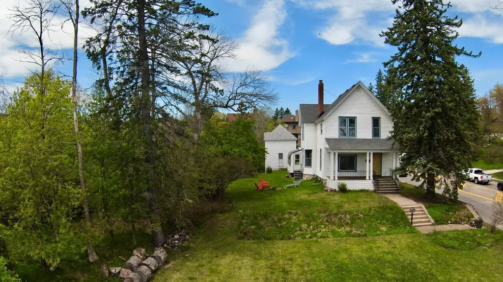 27 S 21st Avenue E Duluth MN 55812
