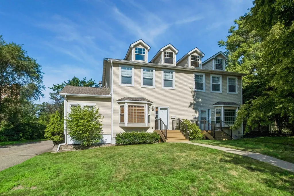 287 Lexington Parkway S Saint Paul MN 55105