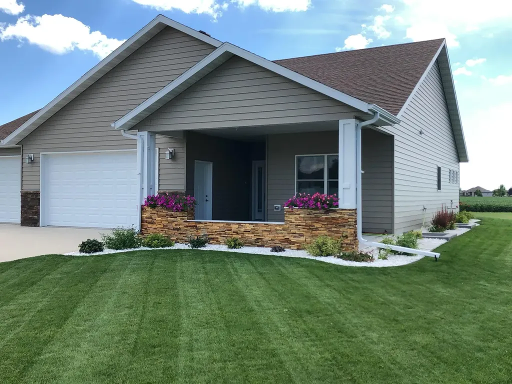 647 43 1/2 Avenue S Moorhead MN 56560