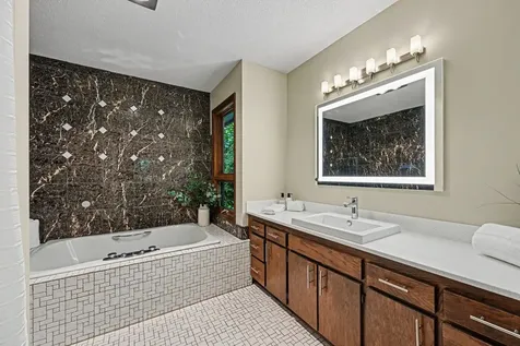16480 Kingswood Drive Lakeville MN 55044