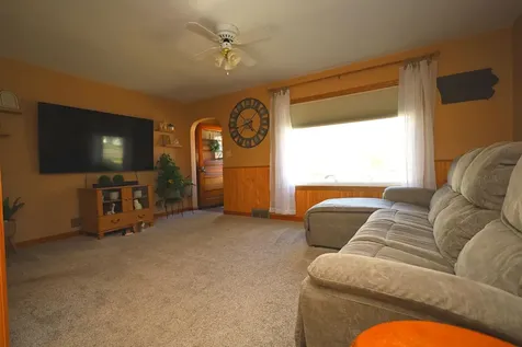 15 2nd Street SE Hillsboro ND 58045