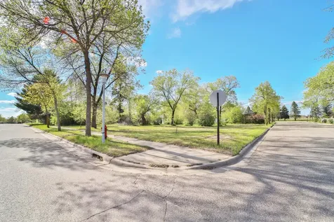 221 Dakota Avenue SE Staples MN 56479