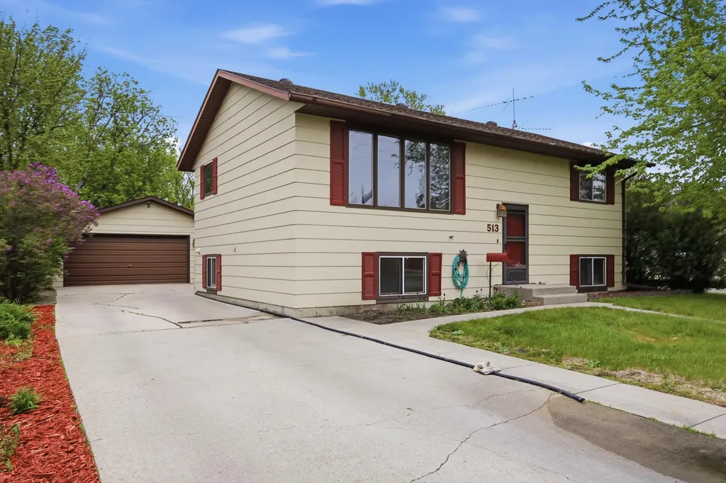 513 N 19 Ave N Fargo ND 58102