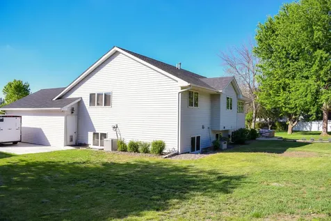 885 Briarwood Drive Worthington MN 56187