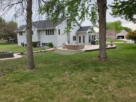 885 Briarwood Drive Worthington MN 56187