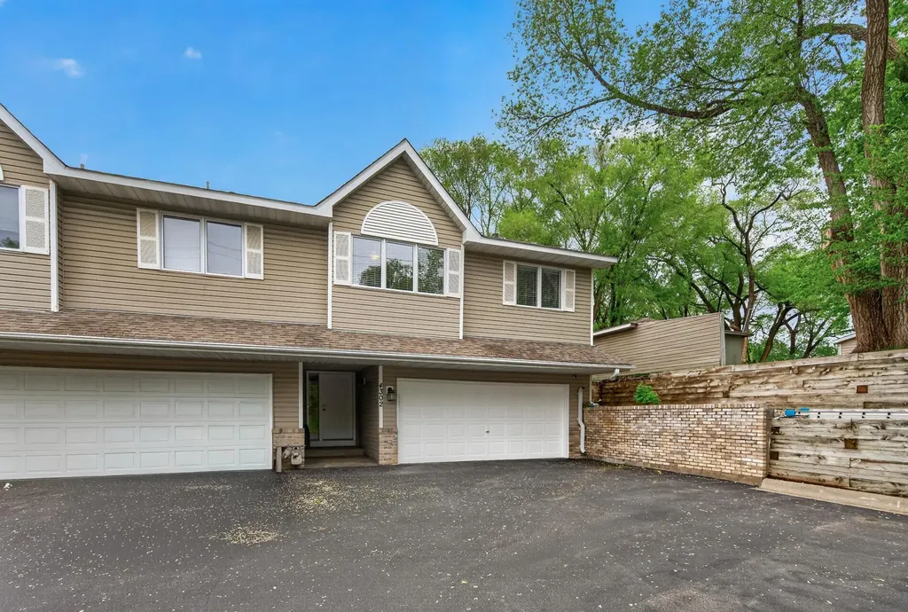 4302 Mccoll Drive Savage MN 55378