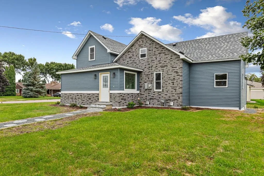 515 Benzel Avenue SW Madelia MN 56062