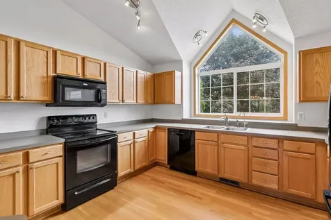 909 Basenji Curve Shakopee MN 55379