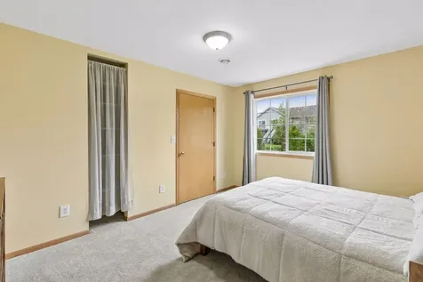 909 Basenji Curve Shakopee MN 55379