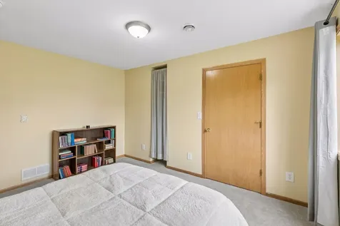 909 Basenji Curve Shakopee MN 55379