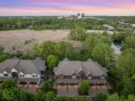 671 Willoughby Way E Minnetonka MN 55305