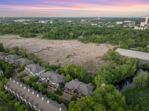 671 Willoughby Way E Minnetonka MN 55305