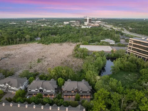 671 Willoughby Way E Minnetonka MN 55305