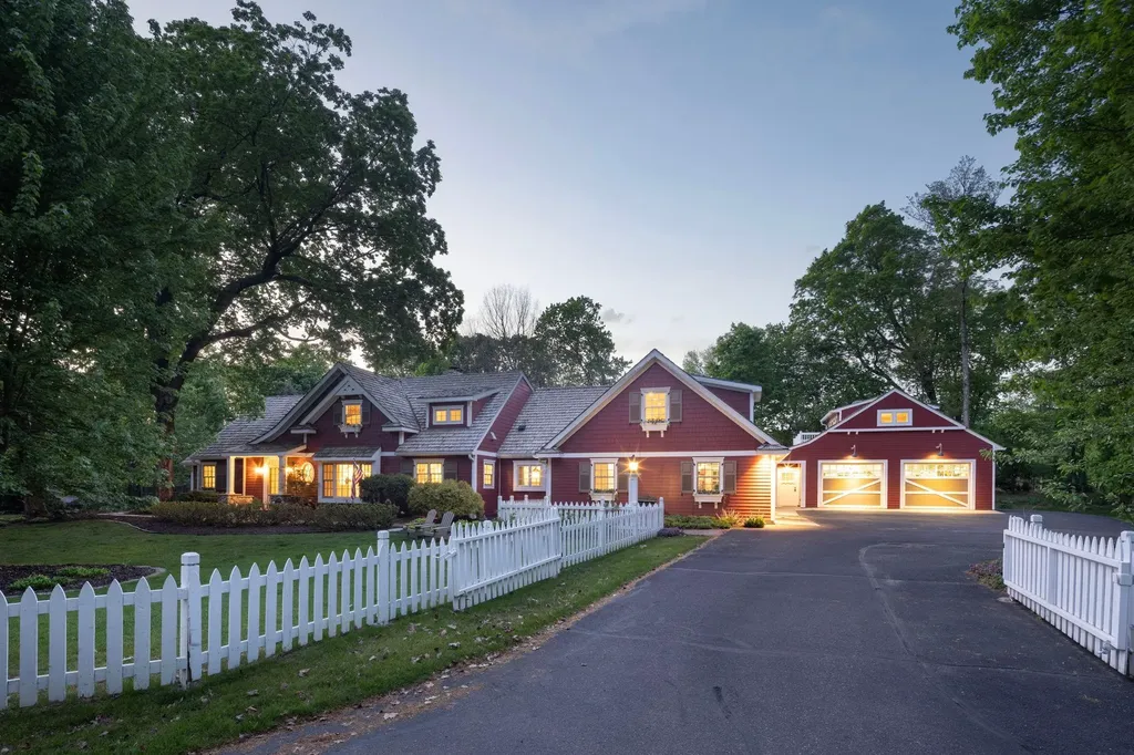 4202 Heathcote Road Deephaven MN 55391