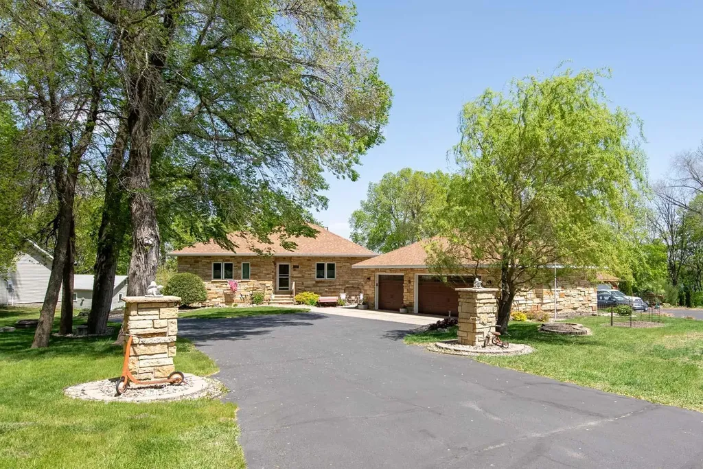 1524 Squirrels Nest Road Kasota MN 56050