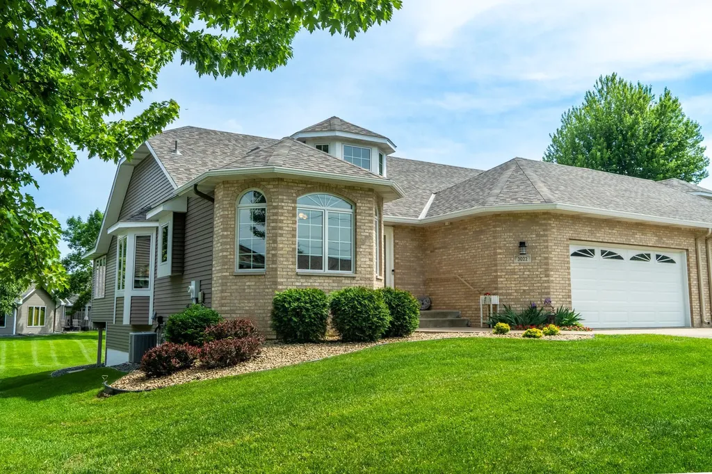 3022 Highpointe Curve Roseville MN 55113