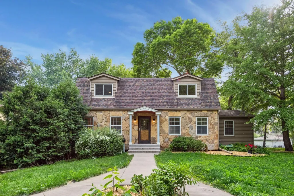 481 Desnoyer Avenue Saint Paul MN 55104