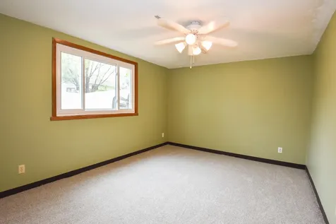 1806 36 1/2 Avenue S Fargo ND 58104